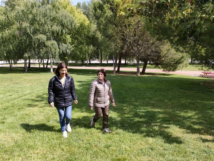 La candidata a la presidencia del Goiberno de La Rioja, Henar Moreno, a la derecha, junto a la diputada europea de IU, Sira Rego, en el parque del Ebro de Logroño
