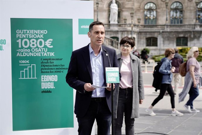Los candidatos de EH Bildu a diputado general de Bizkaia, Iker Casanova, y a la Alcaldía de Bilbao, María de Río.