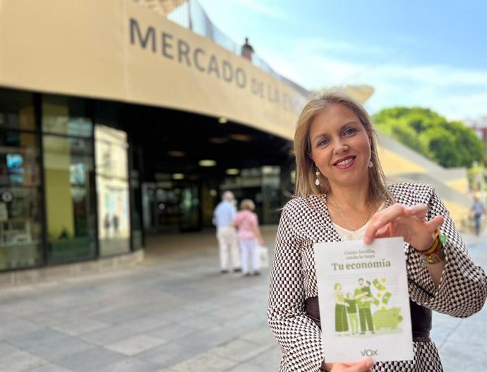 La candidata de Vox a la Alcaldía de Sevilla, Cristina Peláez, junto a un mercado municipal de la ciudad.