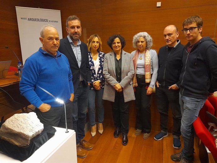 Presentación de la inscripción funeraria de época romana hallado en Siero.