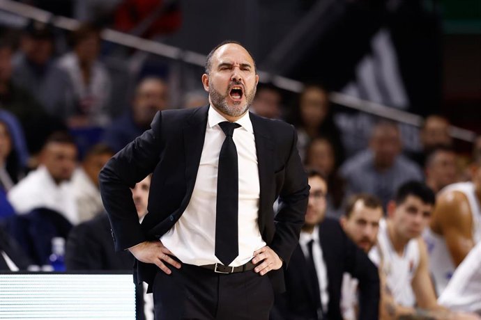 Archivo - El entrenador del Real Madrid Chus Mateo dando instrucciones durante un partido