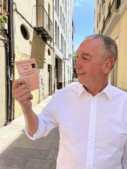 Joan Baldoví muestra la papeleta electoral que encabeza como cabeza de lista de Compromís por Valencia