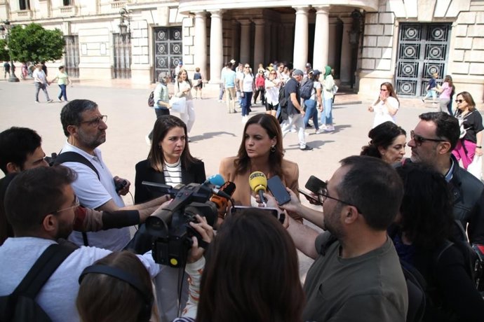 Gómez atiende a los medios en la plaza del Ayuntamiento