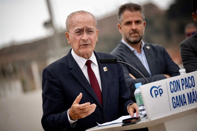 El alcalde y candidato del PP de Málaga a la reelección, Francisco  de la Torre, en rueda de prensa