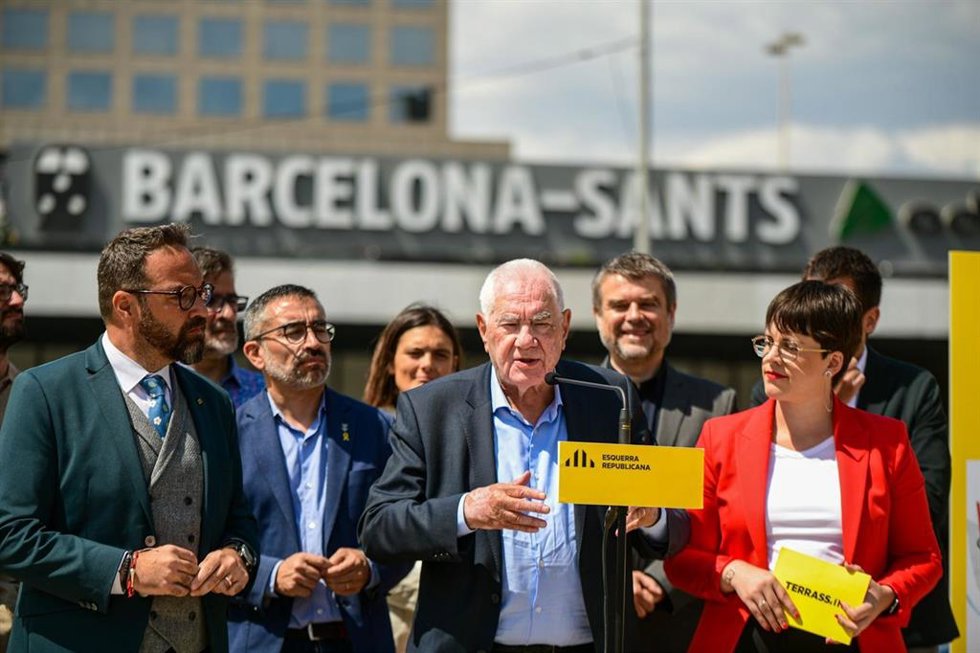 El candidato de ERC a la alcaldía de Barcelona junto a Ona Martínez, alcaldable por Terrassa, y el conseller Juli Fernndez.