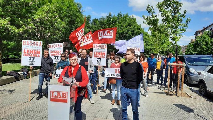 El portavoz del sindicato LAB en Navarra, Imanol Karrera, y la responsable de Administración, Isabel Artieda