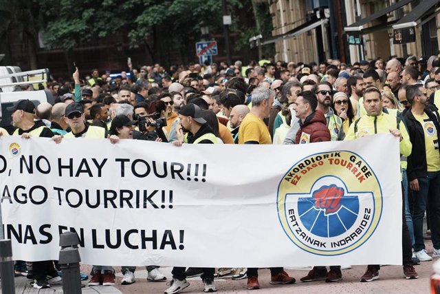 Agentes de la Ertzaintza protestan durante una concentración delante del consulado de Francia en lucha por un convenio regulador justo, a 17 de mayo de 2023, en Bilbao