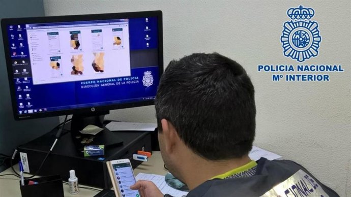 Archivo - Un agente inspecciona varios archivos con contenido sexual pedófilo.