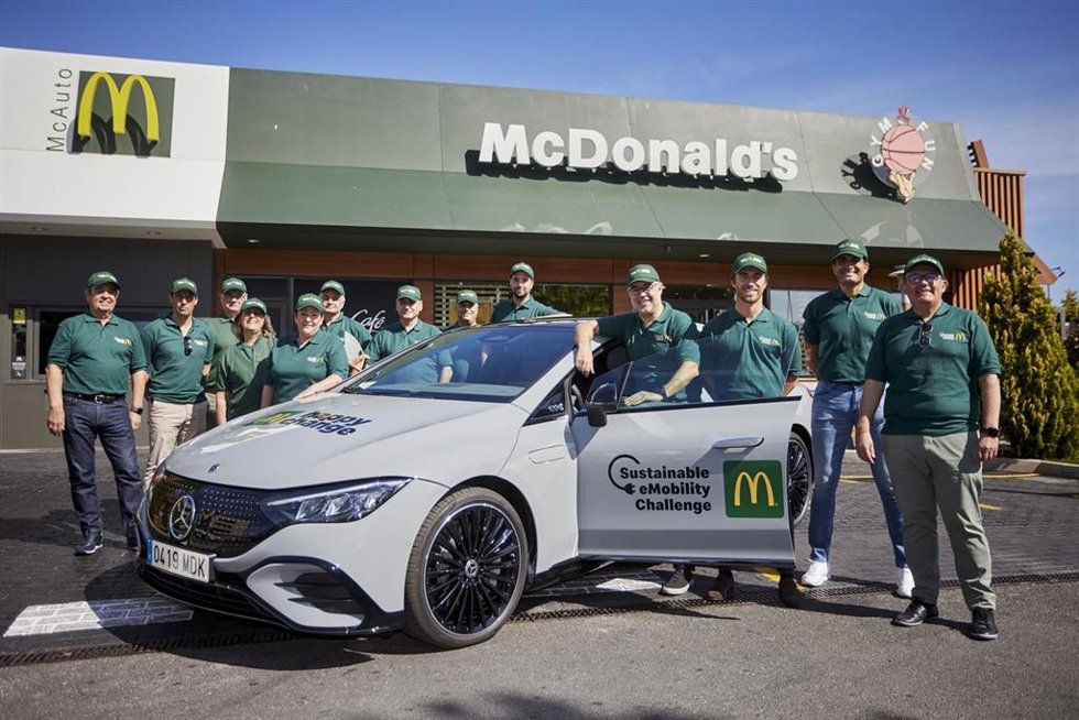 El presidente de McDonalds España, Luis Quintiliano, junto a varios franquiciados de la empresa.