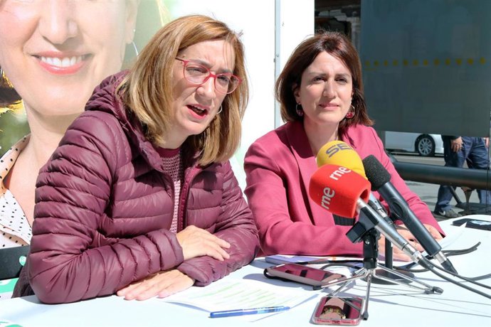 La candidata a la Alcaldía de Valladolid, María Sánchez, (dcha), y la integrante de la candidatura Rocío Anguita.