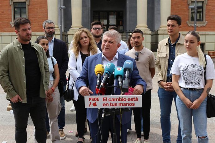 El secretario general del Partido Socialista de la Región de Murcia y candidato a la presidencia de la Comunidad Autónoma, José Vélez, da a conocer las medidas