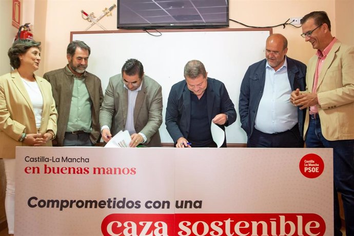El candidato del PSOE a la Presidencia de C-LM, Emiliano García-Page, firmando el Pacto por la Caza en Casasimarro.