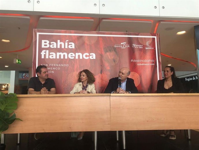 Este jueves se ha presentado Bahía Flamenca, en el centro comercial Bahía Sur, a donde ha asistido Cristina Luque (a la derecha), madre del joven becado por el centro comercial para su formación durante el curso 2023/2024.