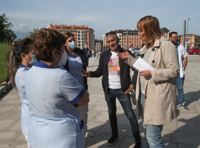 La candidata de Podemos, Covadonga Tomé y el número 2 de la lista, Xune Elipe, con trabajadores del HUCA.