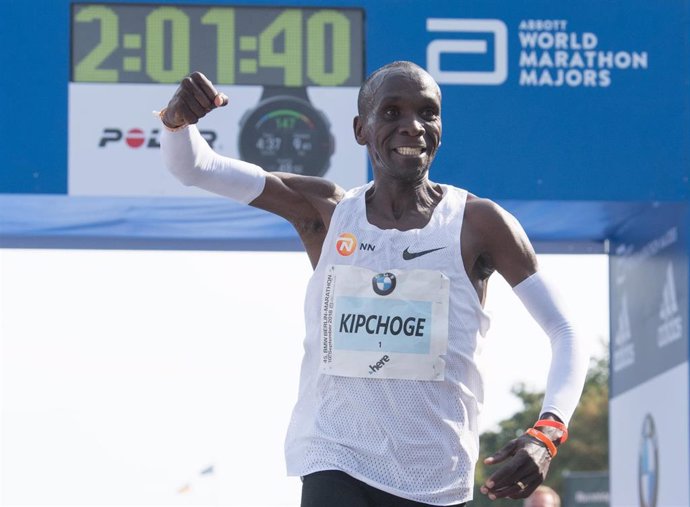Archivo - El atleta keniano Eliud Kipchoge cruza la meta en la 45th BMW Berlin Marathon.