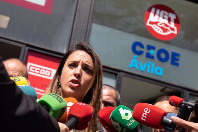 La ministra de Igualdad, Irene Montero, ofrece declaraciones a los medios a su llegada a una reunión con colectivos feministas y defensa de los derechos LGTBIQ+, en la sede de CCOO de Ávila, a 18 de mayo de 2023, en Ávila, Castilla y León (España). Dura