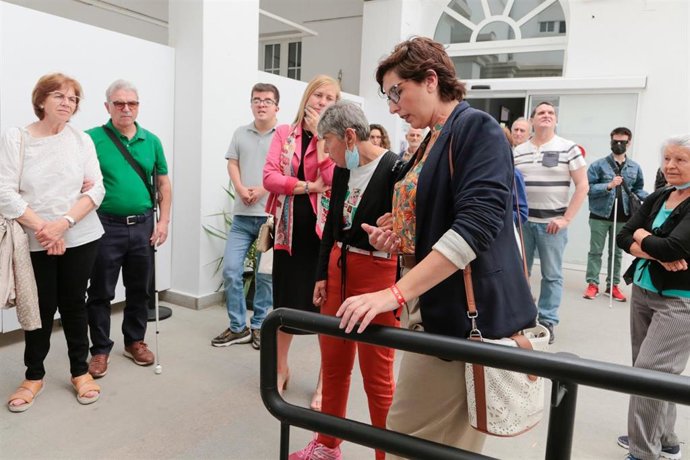 La delegada de Accesibilidad, Susana Fajardo, muestra las medidas adoptadas.