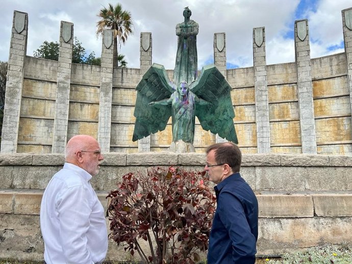 El candidato de Unidas Sí Podemos a la Presidencia del Cabildo de Tenerife, Manuel Marrero, y el candidato a la Alcaldía, Ramón Trujillo, junto al monumento erigido en honor a Franco en Santa Cruz de Tenerife
