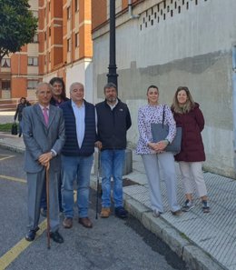 La candidata de Vox en el Ayuntamiento de Oviedo, Sonsoles Peralta, junto a mienbros de su equipo y vecinos de La Monxina.