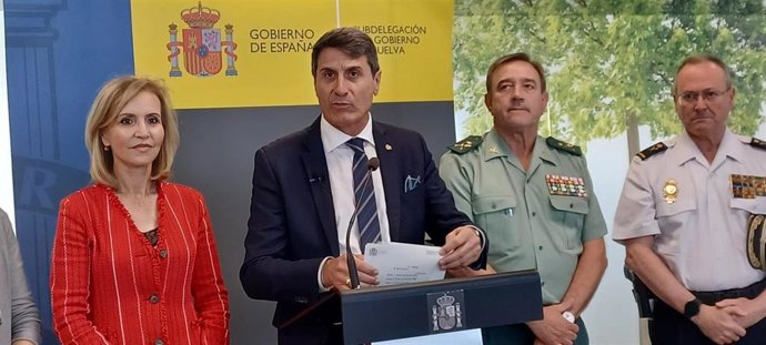 El delegado del Gobierno de España en Andalucía, Pedro Fernández, en rueda de prensa en Huelva.