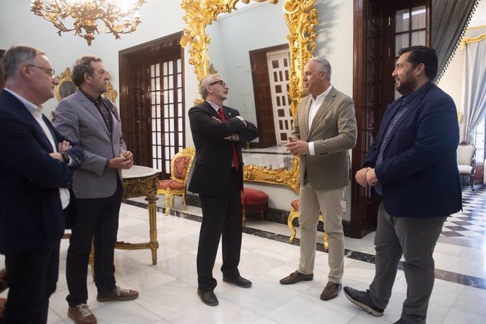 El presidente de Diputación, Juan Carlos Ruiz Boix, y el rector de la Universidad de Cádiz, Francisco Piniella, en una reunión sobre Valcárcel