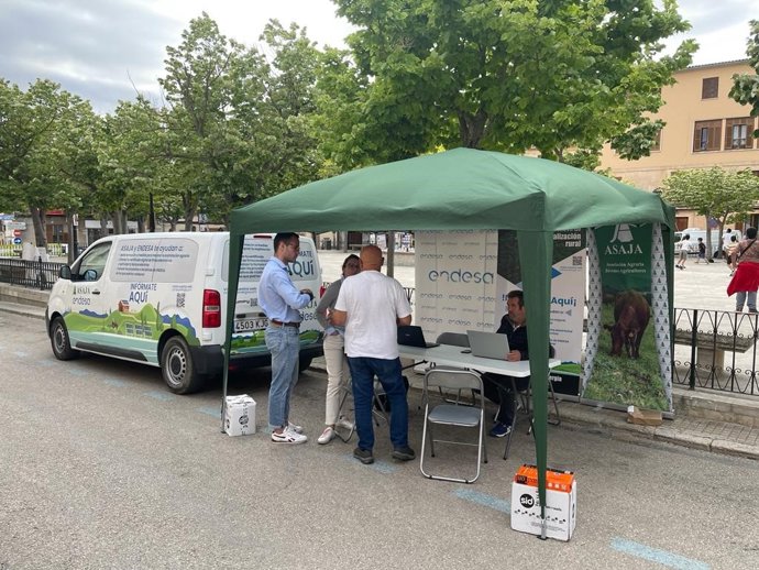 La Oficina Móvil de Digitalización Rural de Endesa y la Asociación Agraria de Jóvenes Agricultores (Asaja) en Muro