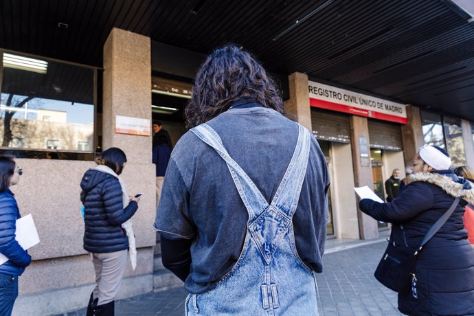 Archivo - Entrada del Registro Civil de la calle Pradillo, a 2 de marzo de 2023, en Madrid (España). Los españoles de más de 16 años puden cambiar desde hoy su nombre y su sexo en el Registro Civil sin ningún requisito, más que su deseo expreso del soli