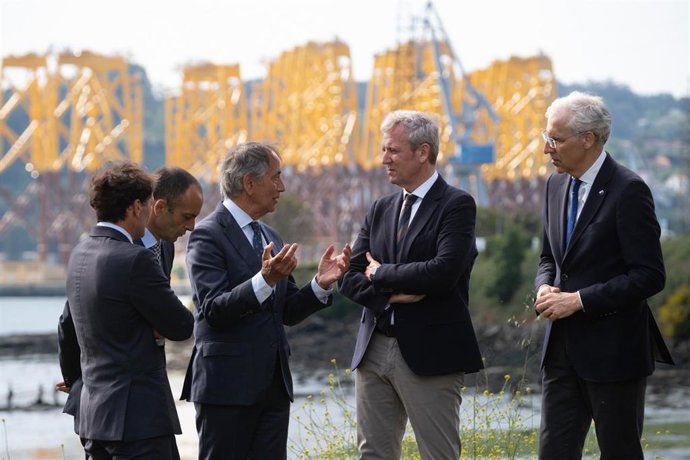El presidente de la Xunta, Alfonso Rueda, y el vicepresidente primero, Francisco Conde, en Ferrol, con motivo de una reunión con las juntas directivas de Aclunaga y Cluergal, y representantes de Iberdrola y Windar.