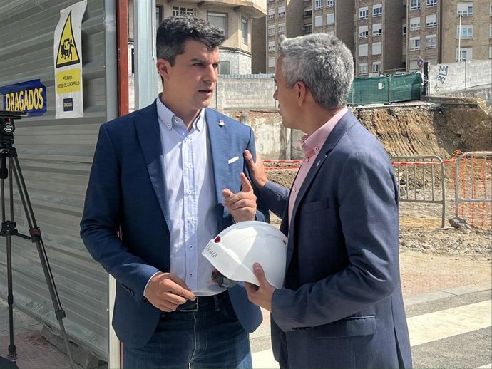 Los candidatos del PSOE a la Presidencia de Cantabria y a la Alcaldía de Santander, Pablo Zuloaga (derecha) y Daniel Fernández (izda), respectivamente, junto a la parcela en la que se está ejecutando el nuevo MUPAC