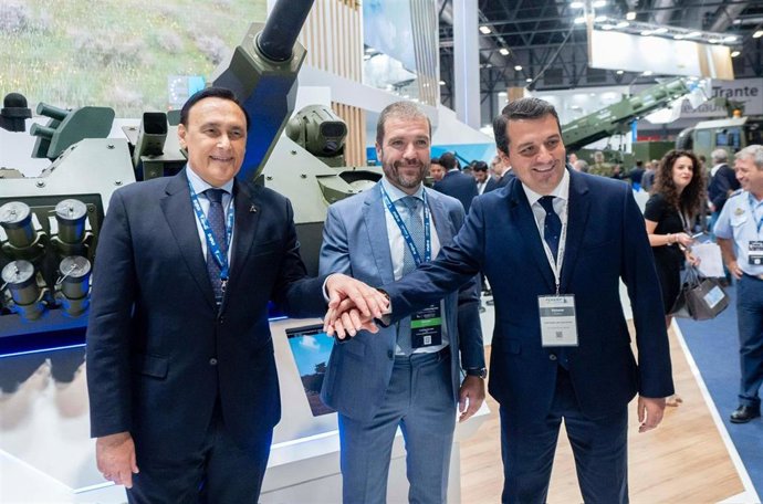 Escribano (centro) expresa su apuesta por Córdoba junto a Villamandos y Bellido.