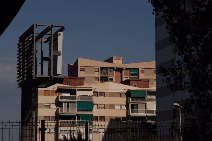 Fachada de un edificio de viviendas, a 17 de mayo de 2023, en Barcelona, Cataluña (España). 