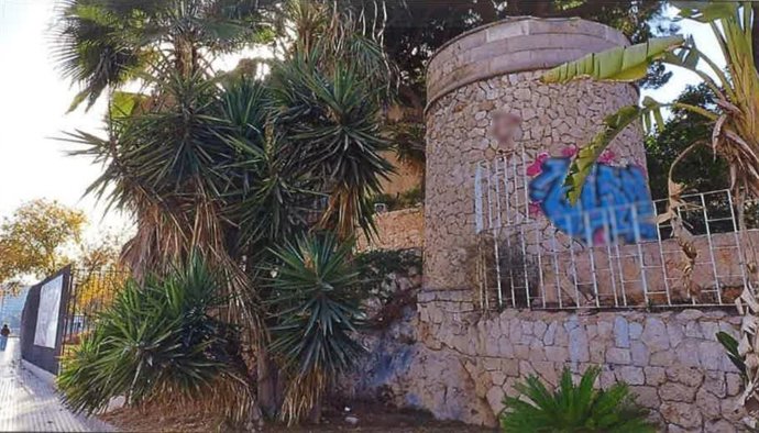 Investigan al posible autor de unos grafitis en una torre de los Jardines de Natzaret.
