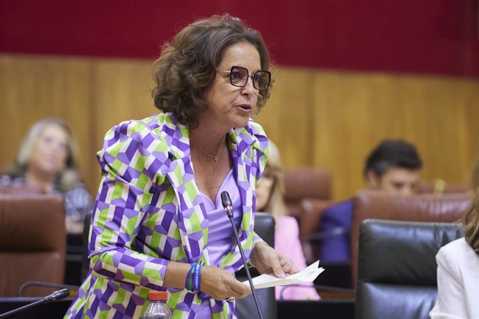 La consejera de Salud y Consumo, Catalina García, en la sesión en el Parlamento de Andalucía de este jueves 18 de mayo.