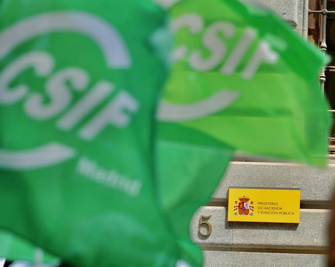 Archivo - Banderas la Central Sindical Independiente y de Funcionarios (CSIF) frente al Ministerio de Hacienda y Función Pública.