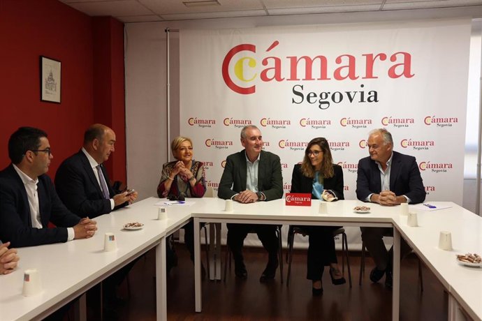 Esteban González Pons y José Mazarías con la presidenta de la Cámara de Comercio, María José Tapia y la del PP de Segovia, Paloma Sanz, en la reunión en la Cámara de Comercio.