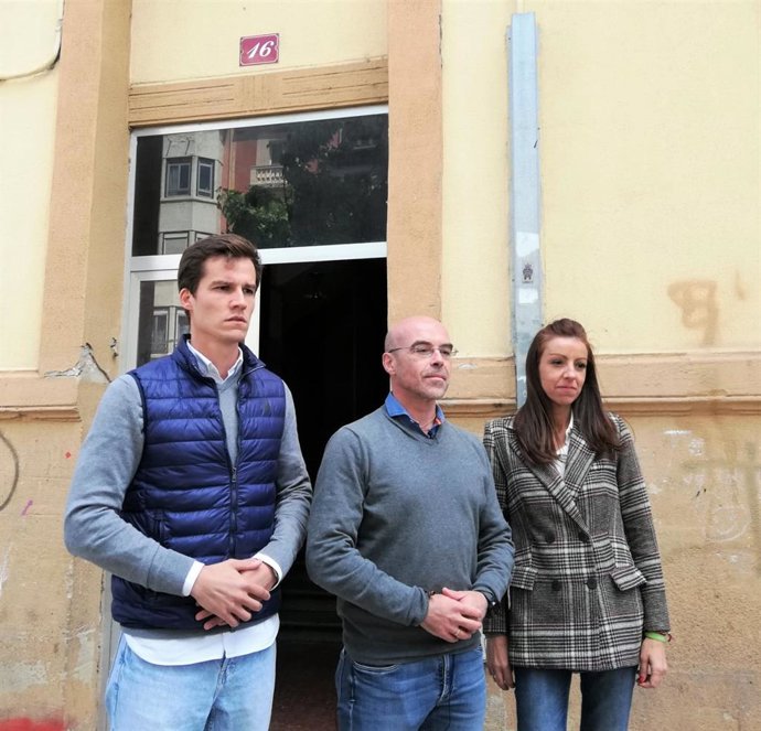 De izquierda a derecha, Ángel Alda, Jorge Buxadé y María Jiménez, antes de ofrecer declaraciones frente al portal en el que se produjo la agresión sexual.