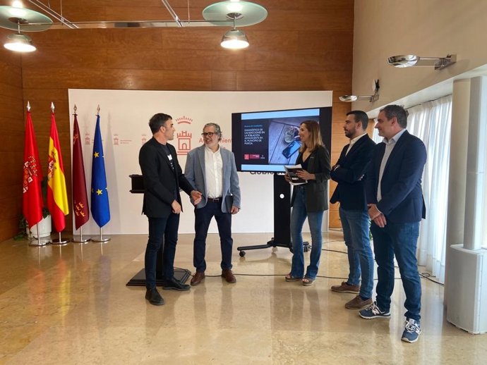Presentación del avance del estudio 'Diagnóstico de las adicciones en la población adolescente del municipio de Murcia', en el que ha participado un millar de adolescentes del municipio