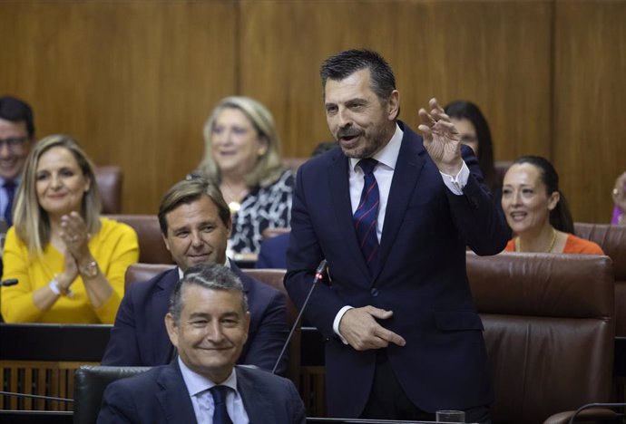 El portavoz del Grupo Parlamentario Popular, Toni Martín, en su pregunta al presidente de la Junta de Andalucía, Juanma Moreno. 