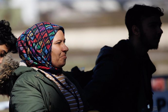 Archivo - Varias personas de un grupo de refugiados sirios provenientes de Turquía y afectados por el terremoto