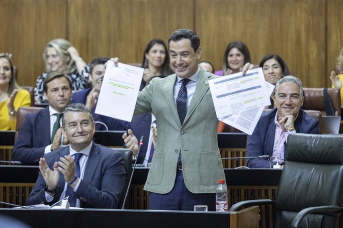 El presidente de la Junta de Andalucía, Juanma Moreno (c), responde al secretario general del PSOE de Andalucía y Portavoz del Grupo Parlamentario Socialista, Juan Espadas, durante la segunda jornada del Pleno del Parlamento andaluz en el Parlamento de 