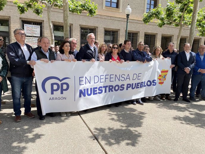 El presidente del PP Aragón, Jorge Azcón, y el presidente provincial del PP Zaragoza, Ramón Celma, han participado en la concentración de alcaldes.