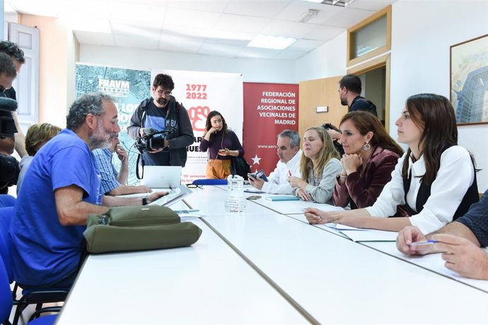 El presidente de la Federación Regional de Vecinos de Madrid (FRAVM), Quique Villalobos (1i); la candidata de Más Madrid a la Presidencia regional, Mónica García (2d), y la candidata de Más Madrid a la Alcaldía, Rita Maestre (1d)