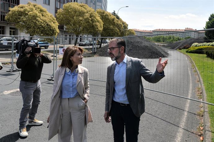 La ministra de Transportes, Movilidad y Agenda Urbana, Raquel Sánchez, y el alcalde de Ferrol y candidato a la reelección por el PSdeG, Ángel Mato, conversan durante su visita a las obras de la entrada a Ferrol, a 18 de mayo de 2023, en Ferrol, A Coruña