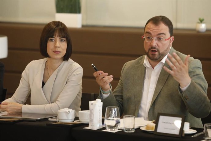 Adrián Barbón, a la derecha