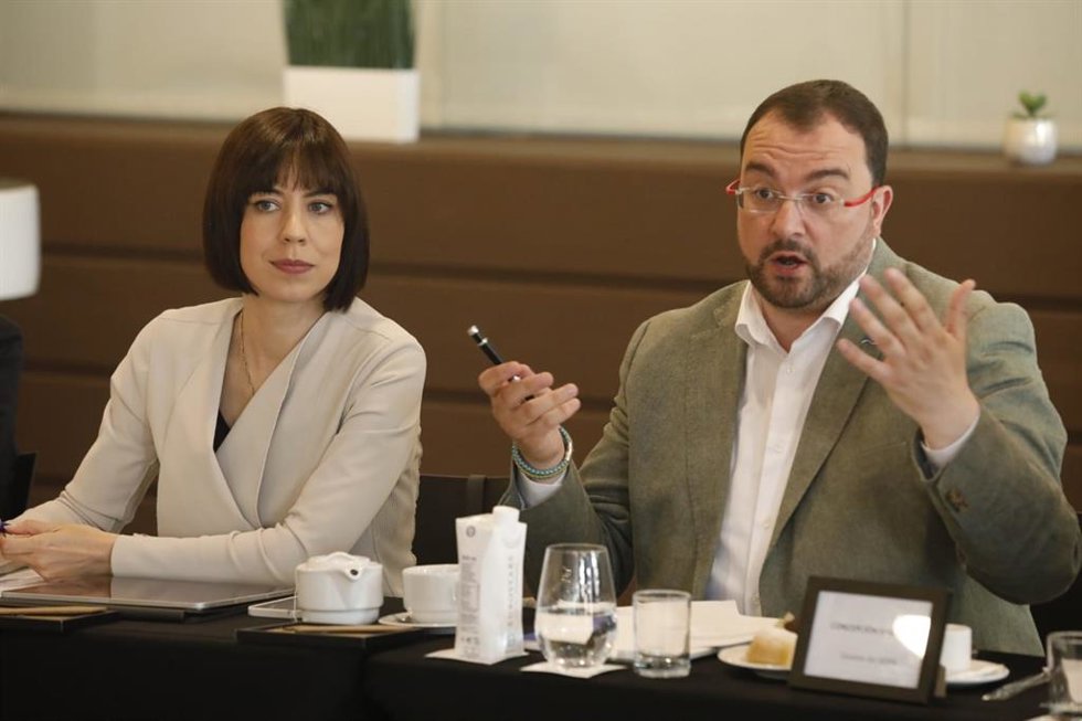 Adrián Barbón, a la derecha