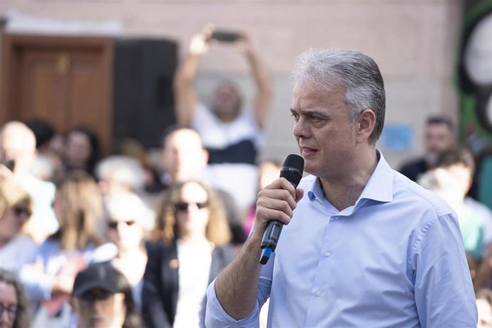 El candidato a la Generalitat por Unides Podem Esquerra Unida, Héctor Illueca, participa en un acto de campaña