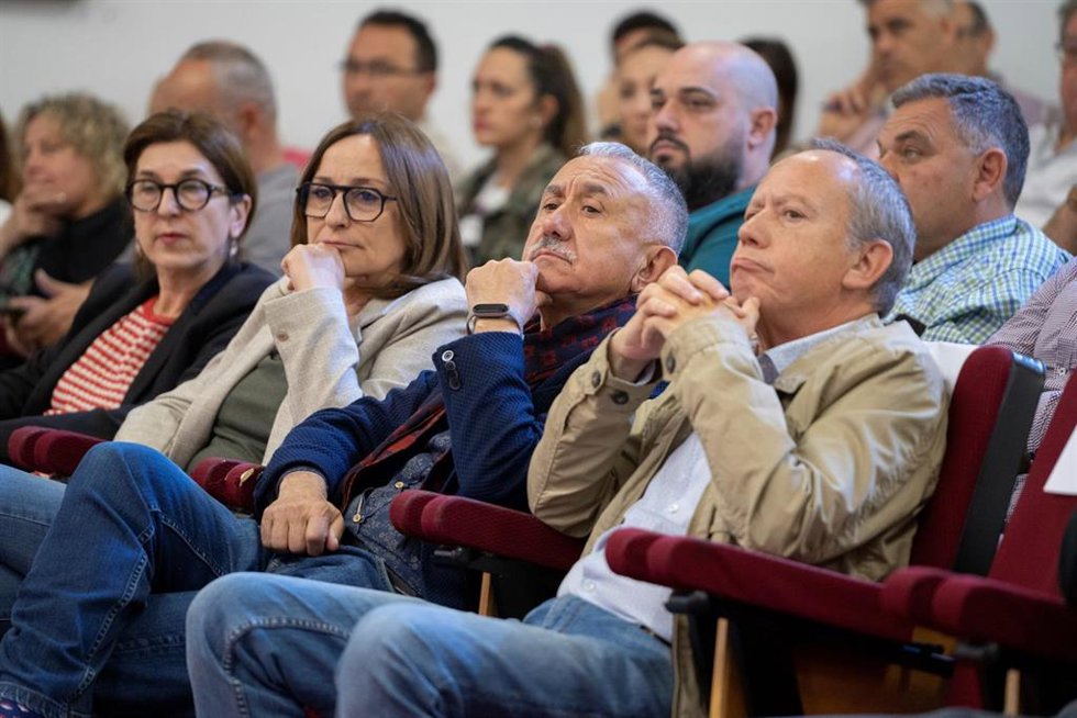 El secretario general de UGT, Pepe Álvarez (2d), y el secretario general de UGT-PV, Ismael Sáez (1d), participan en una asamblea de delegados y delegadas de UGT-País Valenciano, en la sede del sindicato, a 18 de mayo de 2023,