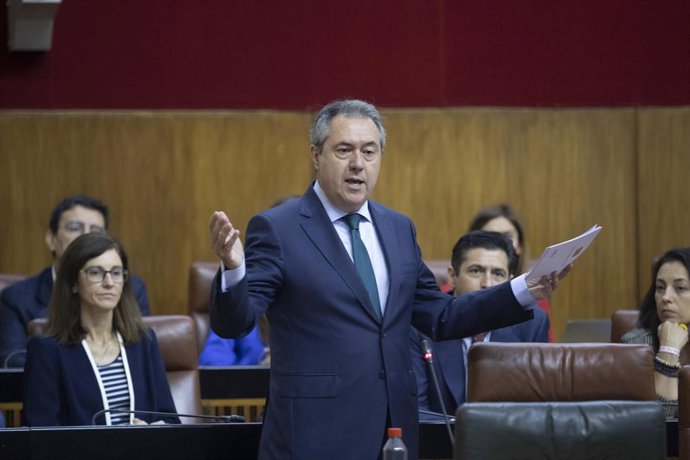 El secretario general del PSOE de Andalucía y Portavoz del Grupo Parlamentario Socialista, Juan Espadas, realiza pregunta de control al presidente de la Junta de Andalucía, Juanma Moreno, durante la segunda jornada del Pleno del Parlamento andaluz. A 18