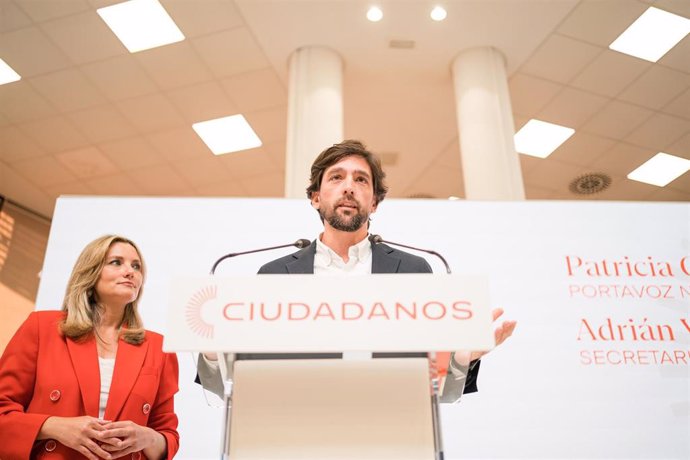 La portavoz de Ciudadanos, Patricia Guasp y el secretario general del partido, Adrián Vázquez, durante una rueda de prensa en la sede nacional del partido.