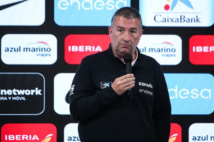El seleccionador nacional femenino de baloncesto, Miguel Méndez, en la presentación del equipo que competirá en el Eurobasket 2023.